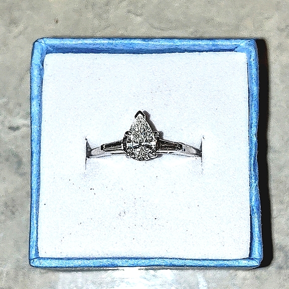 14K WHITE GOLD 2/3 CT PEAR SHAPED & BAGUETTES DIAMOND ENGAGEMENT RING VINTAGE - Picture 9 of 16